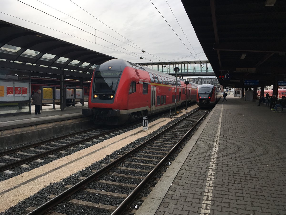 Einfahrt des Ire aus Lindau am 03.03.17 in Ulm Hbf 

Nach einem Lokwechsel von 218 auf 146 geht es für die Dosto Garnitur weiter nach Stuttgart Hbf.