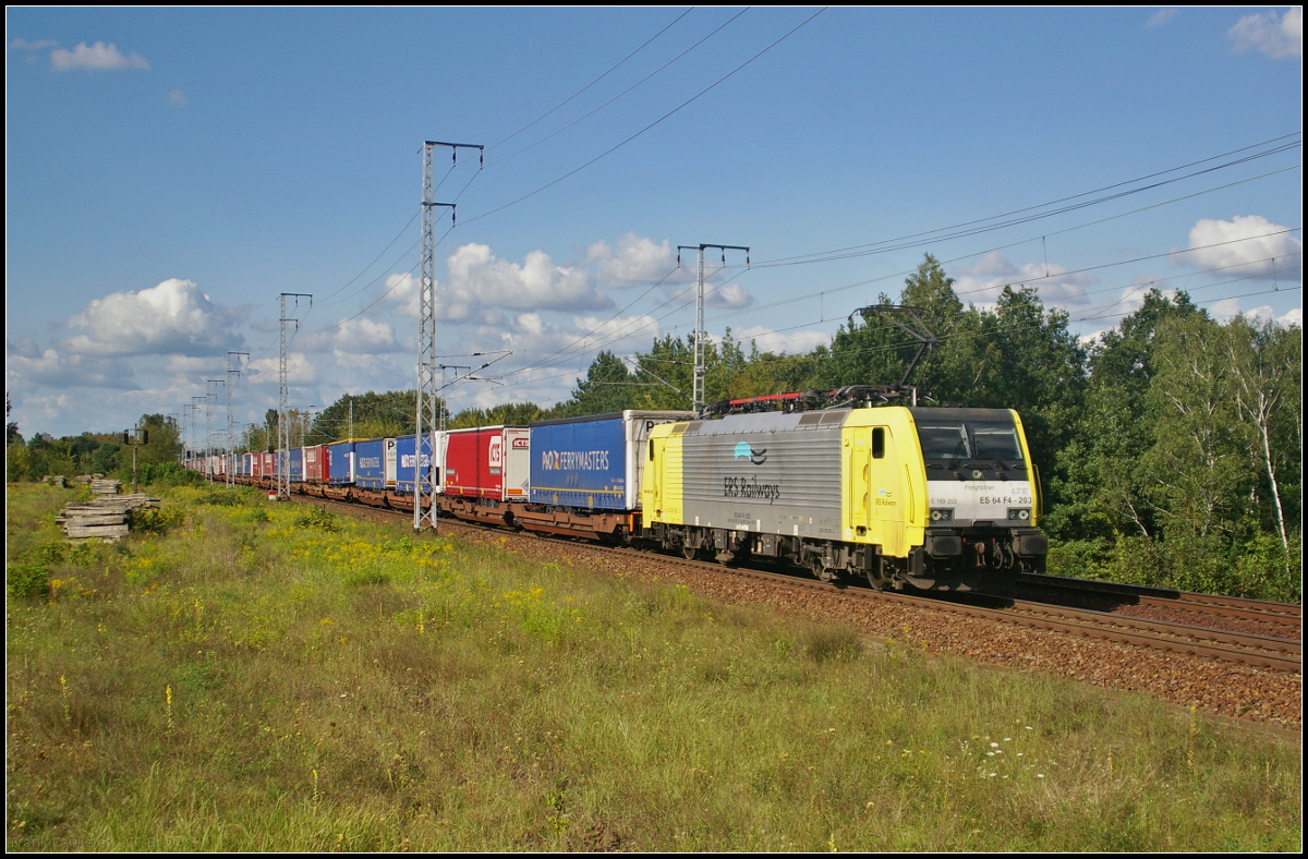Einige der wenigen Dispoloks im alten Farbschema ist die für LTE Netherlands fahrende ES 64 F4-203 / 189 203-3, die mit einem KLV-Zug am 23.08.2017 durch die Berliner Wuhlheide fuhr