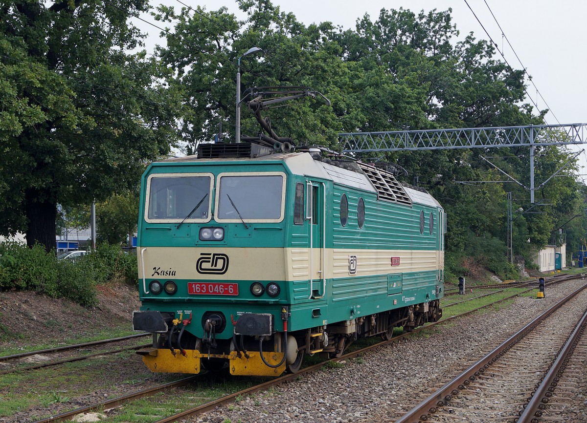ELEKTROLOKOMOTIVEN IN POLEN VON DER P.K.P AUSGELAGERTEN PRZEWOZY REGIONALE:
Im Rollmaterialbestand der PRZEWOZY REGIONALE befinden sich auch einige aus Tschechien angemitete Lokomotiven der Baureihe 163, die auf den Namen von Frauen getauft worden sind. 163 046-6  Kasia  am 17. August 2014 in Poznan Glowny auf der Fahrt zum nchsten Einsatz.
Foto: Walter Ruetsch