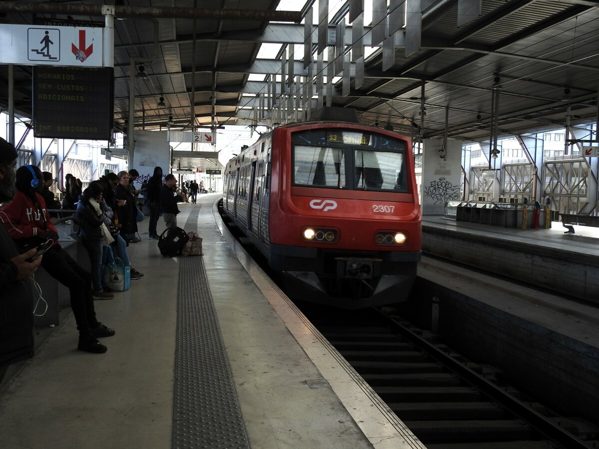 Elektrotriebwagen CP 2307 fährt in den Bahnhof Entre Campos ein, zur Weiterfahrt nach Sintra am 31.03.2017