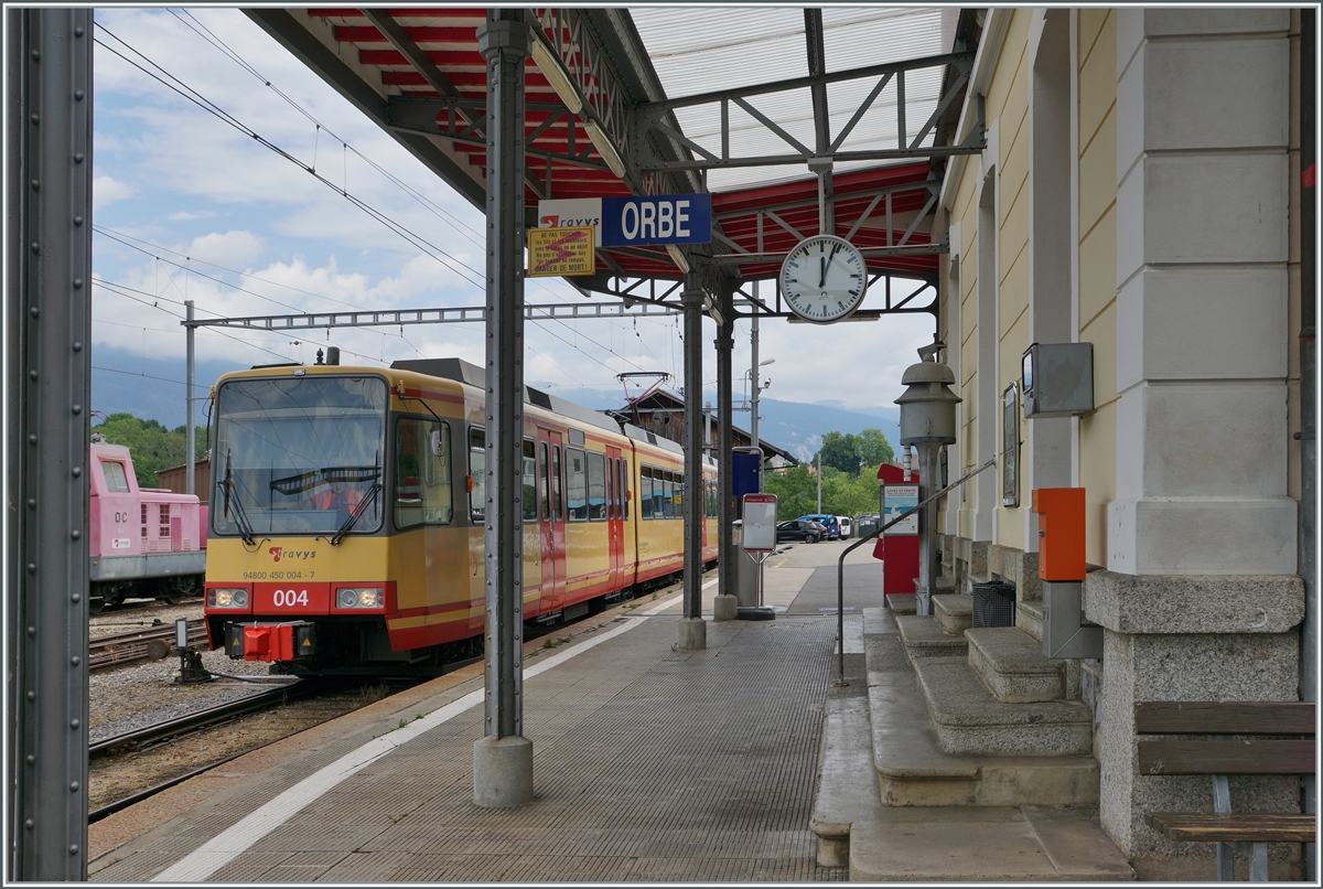 Endlich hat die OC wieder funktionierende Triebfahrzeuge: Bei der AVG konnten die beiden GT8-100C/2S 819 und 820 erworben werden, die nun bei der OC als Be 4/8 003 und 004 zum Einsatz kommen. Zur Zeit noch im  normalen  Fahrplan, doch ab dem 7. August sogar zeitweise im Halbstundentakt. Doch ihren grossen Vorteil des Zweistromsystem werden die Triebwagen nicht ausspielen, sie werden auf der 750 Volt Gleichstromstrecke der OC eingesetzt und nicht bis nach Lausanne fahren. 

4. Juli 2022