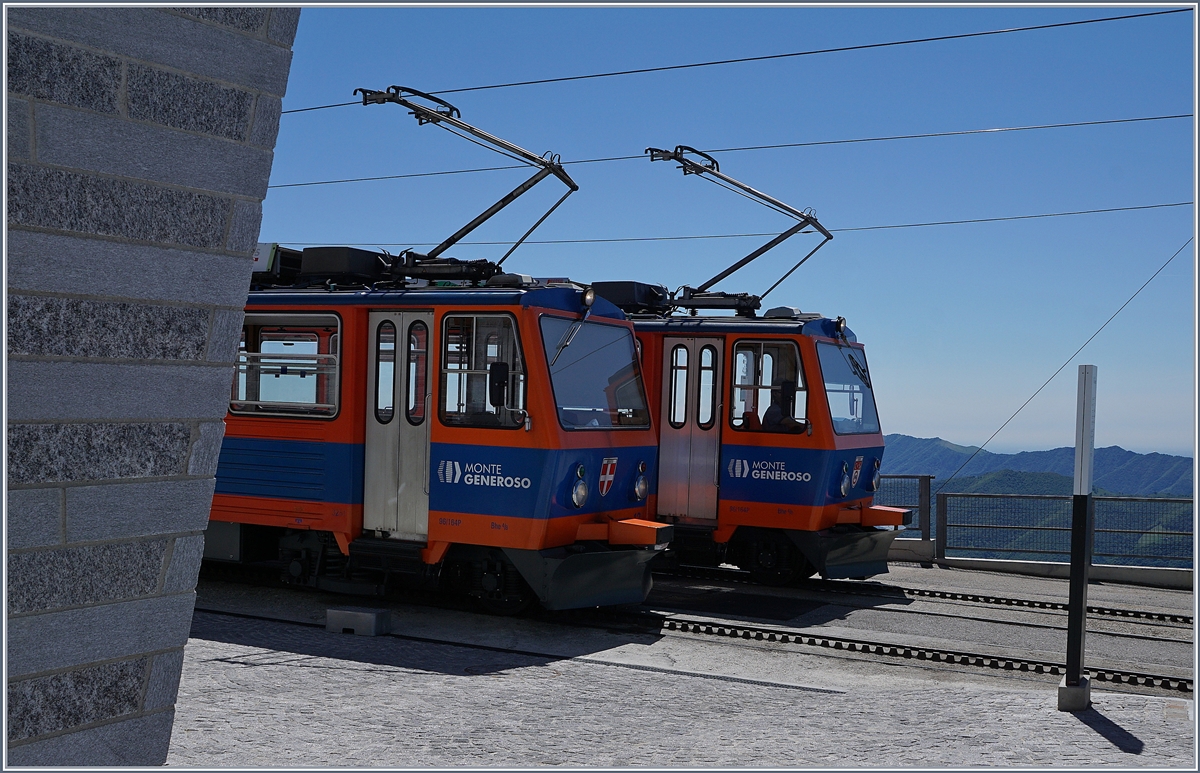 Endlich - nach drei Jahren Baustellen bedingtem Unterbruch fährt die Monte Generoso Bahn wieder! Die beiden Bhe 4/8 N° 12 (Mendrisio) und N° 13 (Salornio) warten in Generoso Vetta auf die Abfahrt Richtung Capolago. 21. Mai 2017