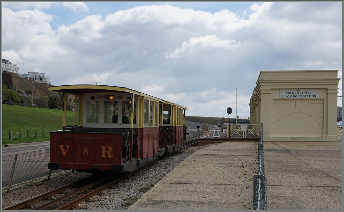 Endstation Black Rock Station! Mit 110 Volt gespiesen, ist die Volks Railway die älteste in Betrieb stehende elektrische Eisenbahn in Großbritannien. Die Spurweite misst 82 cm und die Streckenlänge beträgt rund 2 Kilometer. 

Brighton, den 24. April 2016