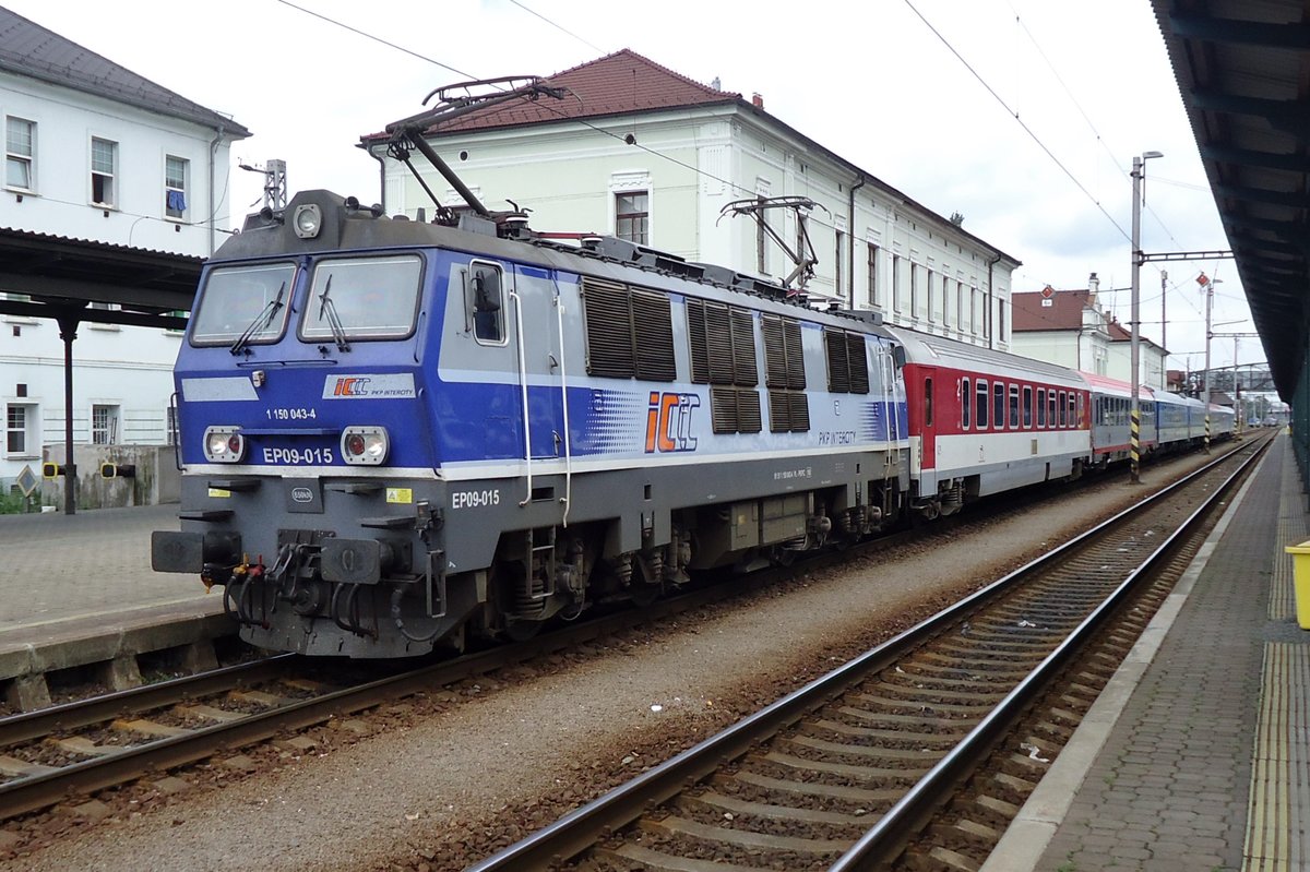 EP09-015 steht am 28 Mai 2015 in Bohumin. Der 1.Wagen ist von der ZSSK, die 2. ist ein ex-ÖBB-Wagen in CD-Dienst. 