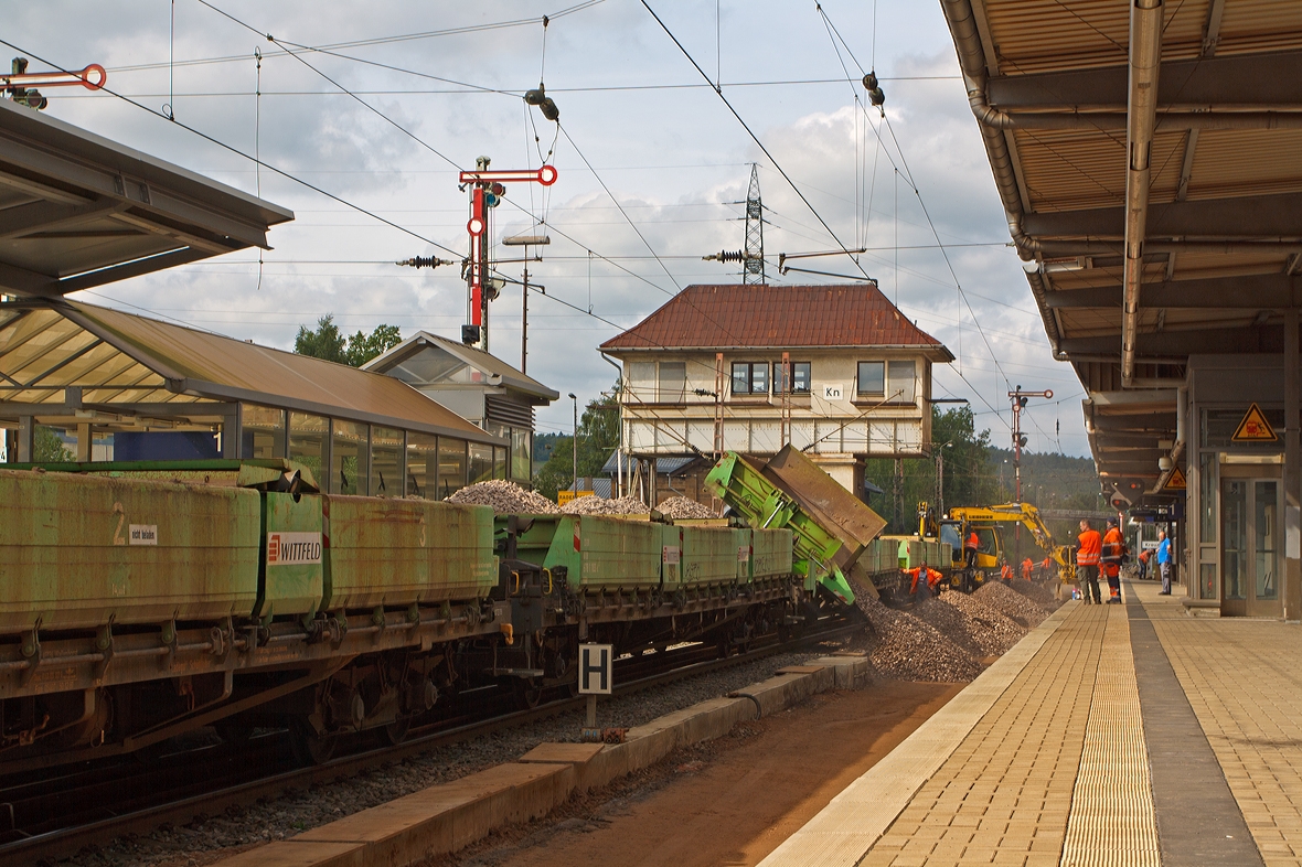 Erneuerung vom Gleis 1 im Bahnhof Kreuztal, hier das neu Einschottern am 21.09.2013.