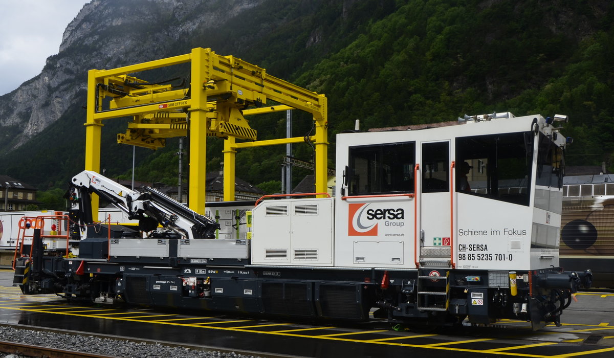 Erffnung Gotthardbasistunnel 2016. Anlsslich der Feierlichkeiten gab es eine Rollmaterialshow in Erstfeld, hier ein Fahrzeug der modernen Eisenbahn. Robel 54.22 der sersa Group Tm 98 85 52 35 701-0. (04.06.2016)