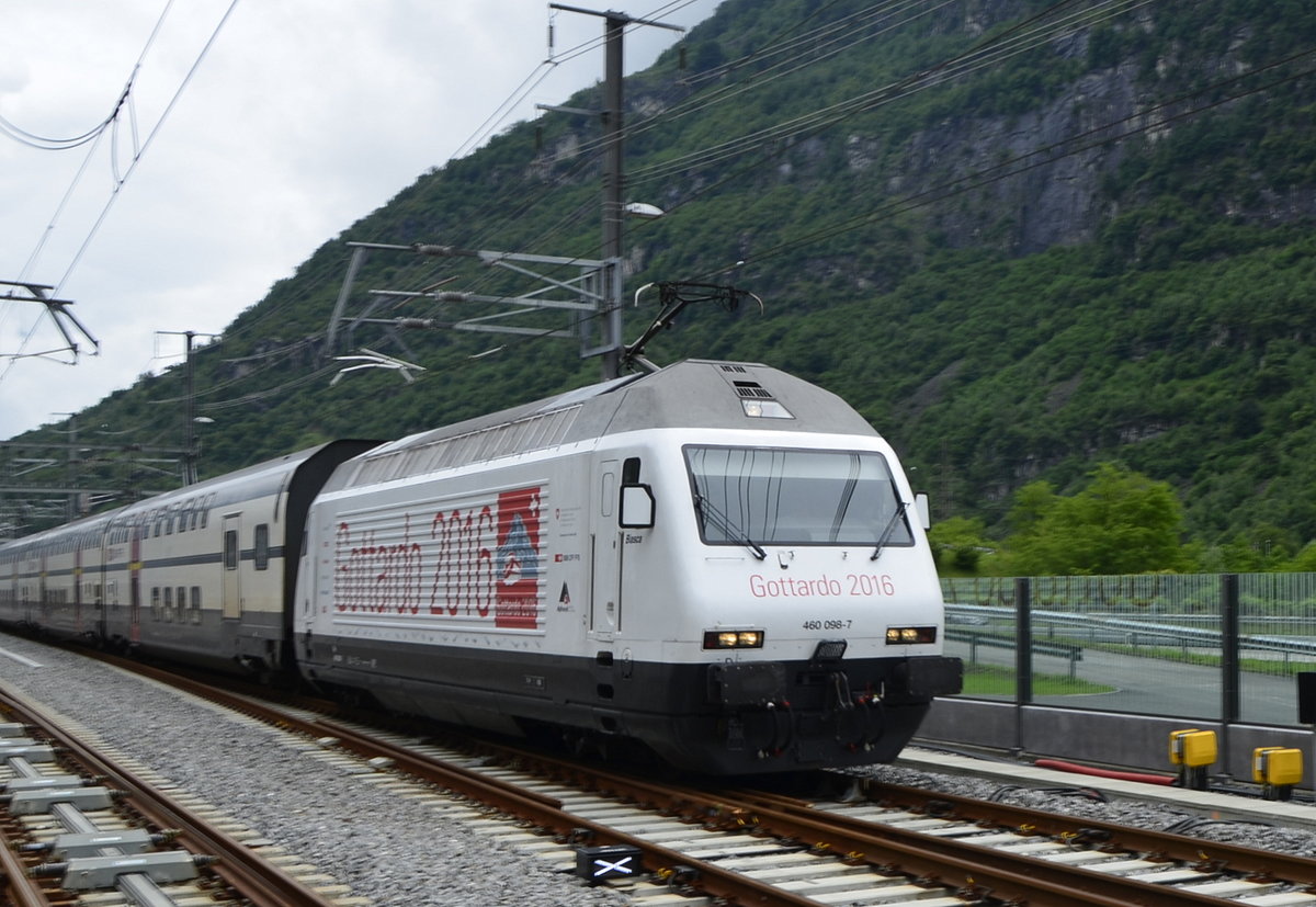Eröffnung Gotthardbasistunnel 2016. Anlässlich der Feierlichkeiten gab es ein Fest auf der Alpensüdseite in der Nähe von Pollegio. Hier ein Sonderzug für die Tunneldurchfahrt in Richtung Norden. (04.06.2016)