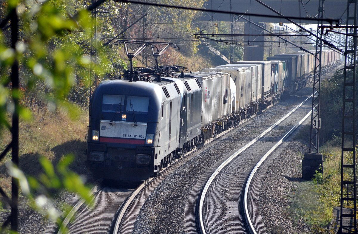 ES 64 U 2-037 und eine weitere in Doppeltraktion mit einem langen Containerzug fährt die Geislinger Steige hinunter am 22.10.2011.