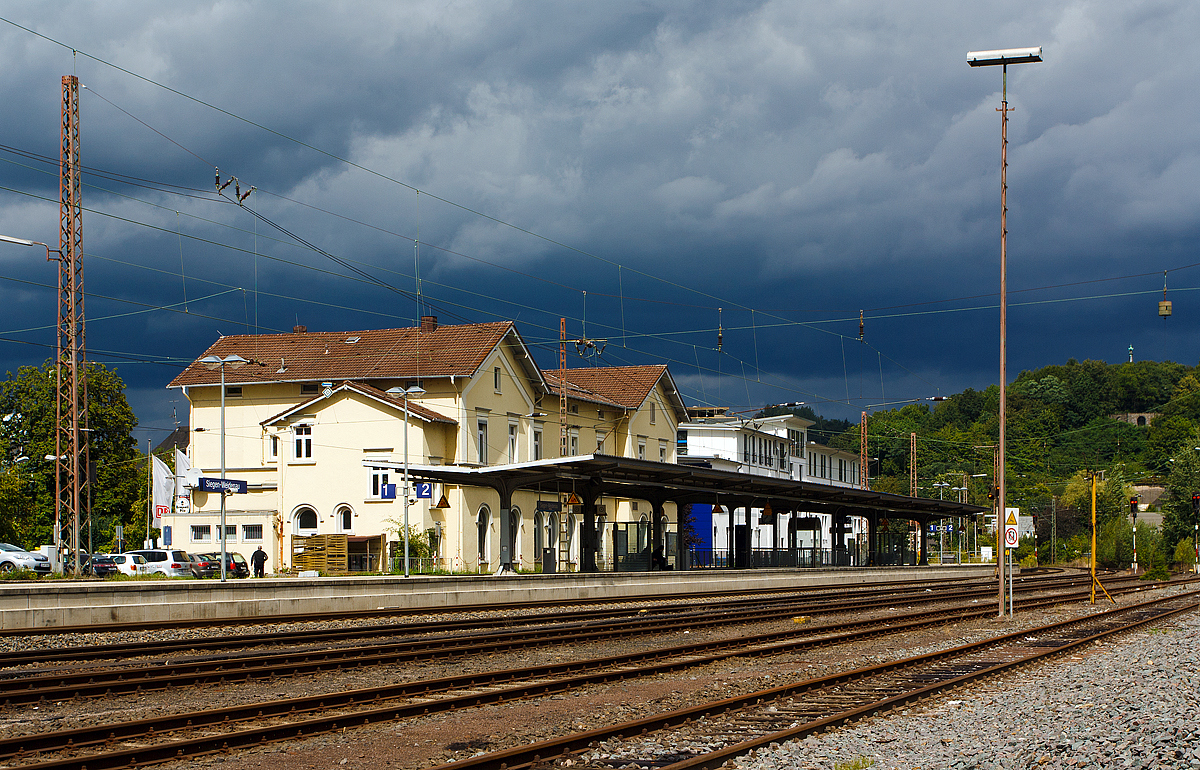 
Es gibt ein Sprichwort im Siegerland: In Weidenau, in Weidenau da ist der Himmel blau...Das sah heute aber heute (19.08.2014) nicht so aus. 

Blick auf den Bahnhof Siegen-Weidenau (früher Hüttental-Weidenau).