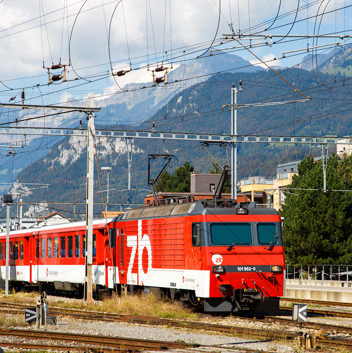 
Es gibt sie noch...
Die HGe 4/4 II - 101 962-9  „Hergiswil“  der zb (Zentralbahn)  ist am 25.09.2016 mit einem Personenzug beim Bahnhof Meiringen abgestellt. 

Die schmalspurige (1.000 mm) gemischte Zahnrad- und Adhäsions-Lokomotive wurde von SLM (Schweizerische Lokomotiv- und Maschinenfabrik) in Winterthur 1989 unter der Fabriknummer 5396 gebaut, der elektrische Teil ist von ABB.
