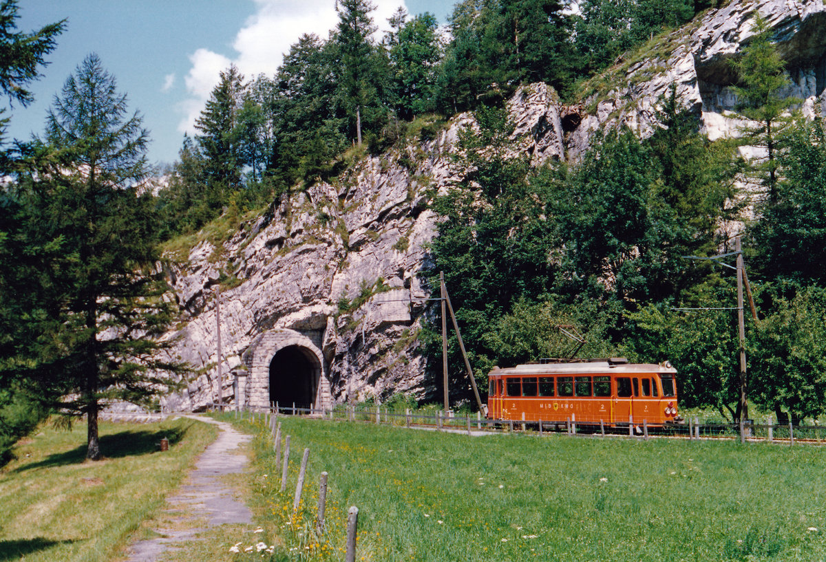 Es war einmal.........
Nein, hier handelt es sich keineswegs um ein Märchen.
Es war einmal die Meiringen-Innertkirchen-Bahn. Die kleine Bahn mit einer Streckenlänge von 4,99 km hat ihren Betrieb am 1. August 1926 aufgenommen.
Auf den 1. Januar 2021 wird sie nun durch die Zentralbahn übernommen. Die Aufnahme vom MIB Be 4/4 7, ehemals OEG, auf der Fahrt nach Innertkirchen ist im Jahre 1981 entstanden.
Foto: Walter Ruetsch