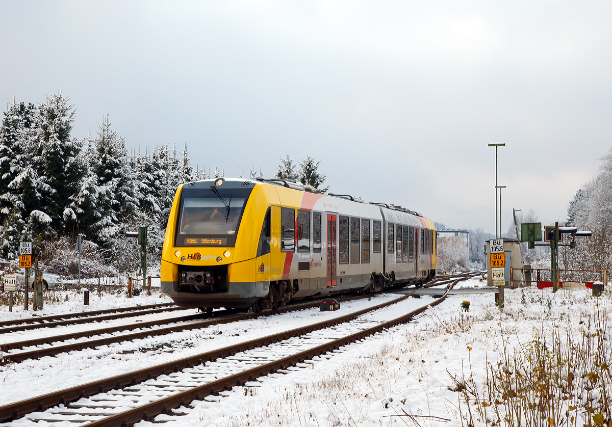 
Es ist Winter im Hellertal - Der VT 501 (95 80 1648 101-1 D-HEB / 95 80 1648 601-0 D-HEB) der HLB (Hessische Landesbahn GmbH), ein Alstom Coradia LINT 41 der neuen Generation, erreicht am 02.12.2017, als RB 96  Hellertalbahn  (Betzdorf - Herdorf - Neunkirchen - Haiger - Dillenburg), bald den Bahnhof Würgendorf. 

Von Betzdorf bis hier nach Würgendorf verlaufen die Gleise immer entlang dem Flüsschen Heller (ein Nebenfluß der Sieg) durch das Hellertal, von diesem hat die Strecke, wie auch die Verbindung, ihre Namen  Hellertalbahn  erhalten. 

Nochmals einen lieben Gruß an den immer freundlichen Tf. 