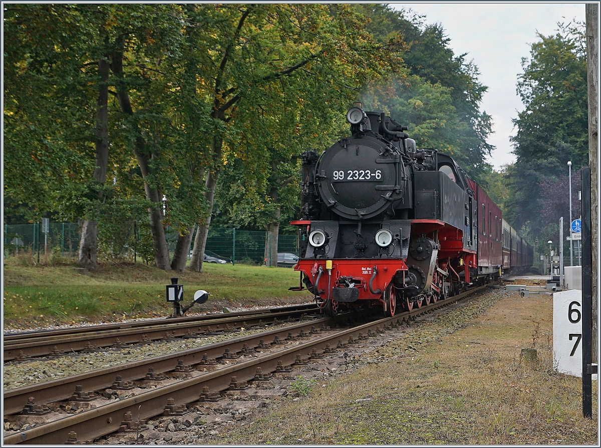 Es ist Zeit, die schöne Dampfloks der Mecklenburgeischen Bäderbahn von ihrer schöneren Seite, d.h. von vorne zu zeigen: die 99 2323-6 erreicht mit ihrem Personenzug nach Bad Doberan den Bahnhof Heiligendamm.
28. Sept. 2017
