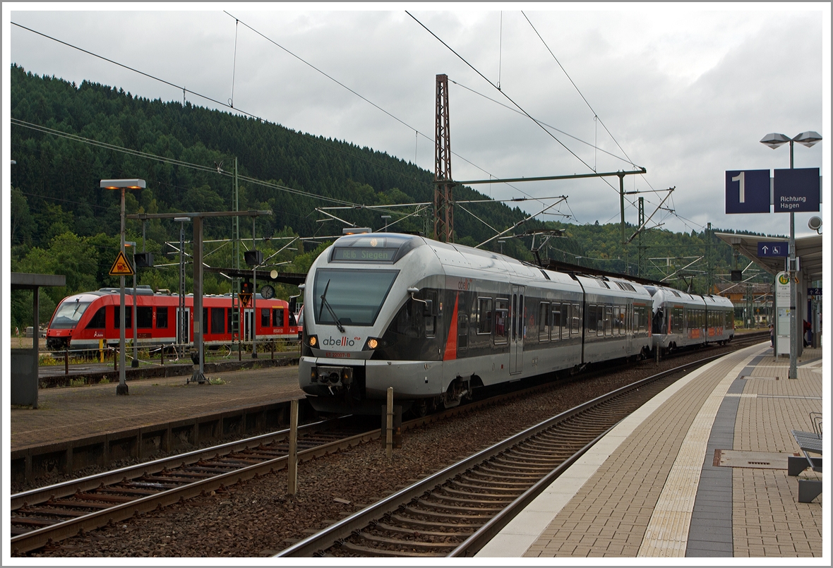 ET 22007   Iserlohn   gekuppelt mit ET 22001 (zwei 2-teiliger Stadler Flirt) der Abellio Rail NRW am 18.08.2013 im Bahnhof Finnentrop.Sie fahren als RE 16   Ruhr-Sieg-Express  die Verbindung Essen-Hagen-Siegen.