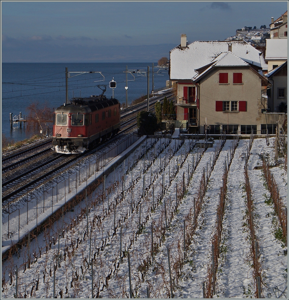 Etwas Sonne und wenige Schnee reichten knapp um endlich das Thema  Sonniges Lavaux im Winterkleid  zumindest andeutungsweise zu verwirklichen. 
Das Bild zeigt die Re 6/6 11639 bei St-Saphorin.
30. Dez. 2014