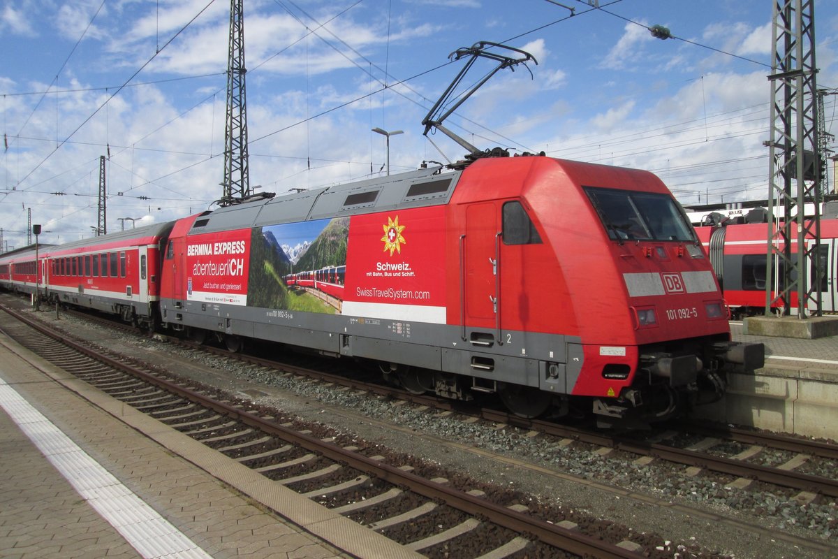 Etwas weit weg vom Terrotoir des bernina-Expresses steht 101 092 am 15 September 2015 in Nürnberg Hbf.