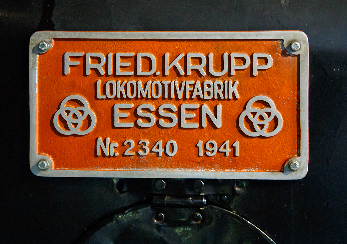 
Fabrikschild der Dampflokomotive 50 975, ex DB 050 975-2, am 26.03.2016 im DDM - Deutsches Dampflokomotivmuseum in Neuenmarkt-Wirsberg.