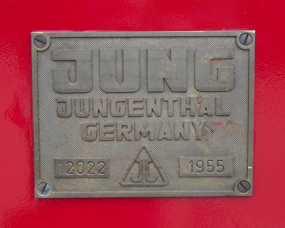 Fabrikschild der Gm 4/4 Nr.111  Jumbo  bei der Härtsfeldbahn in Neresheim in Aufarbeitung am 13.08.2016.