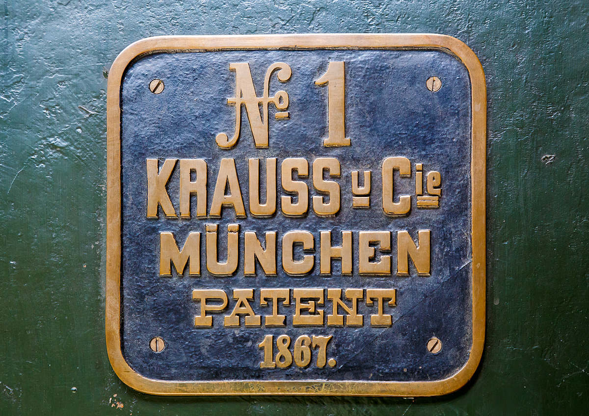
Fabrikschild Nr. 1 von Krauss & Cie. in Mnchen an der Dampflokomotive „Landwhrden“, eine Oldenburgische G 1 (am 16.06.2018) ausgestellt im Verkehrszentrum des Deutschen Museums in Mnchen.