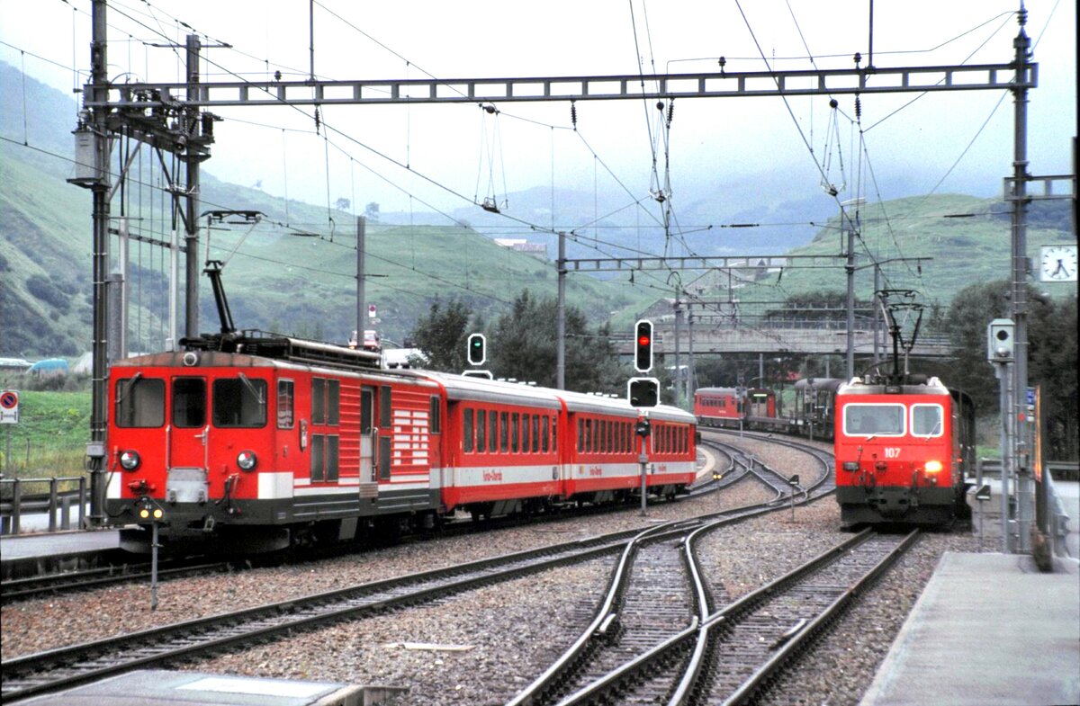 FO-Bahn rechts HGe 4/4 Nr.107 vor Furka Autoverladezug und links der FO Gepäcktriebwagen Deh 4/4 I Nr.51 in Realp am 25.08.1999.