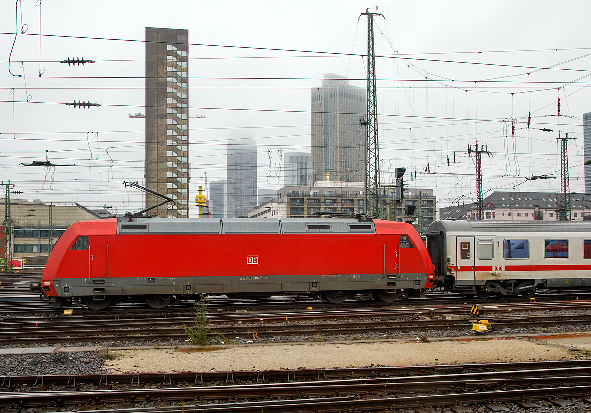 
Frankfurt am Main Hauptbahnhof den 30.12.2017: 
Von Gleis 11 verlässt der EC 219 nach Graz Hbf (via Heidelberg, Stuttgart, Ulm, Günzburg, Salzburg, Werfen und Bischofshofen), geführt von der 101 010-7 (91 80 6101 010-7 D-DB) den Bahnhof. 

Für mich ungewöhnlich war weniger die Tatsache dass der EC im Sandwichs fuhr, sondern dass es am Zugende eine 120er war und nicht auch eine 101er, zudem war am Ende ein Steuerwagen). Hinzu kommt noch das die BR 101 wie auch die IC-Wagen für 200 km/h zugelassen sind, die BR 120 aber nur bis 140 km/h. 

Siehe auch folgende zwei Bilder.