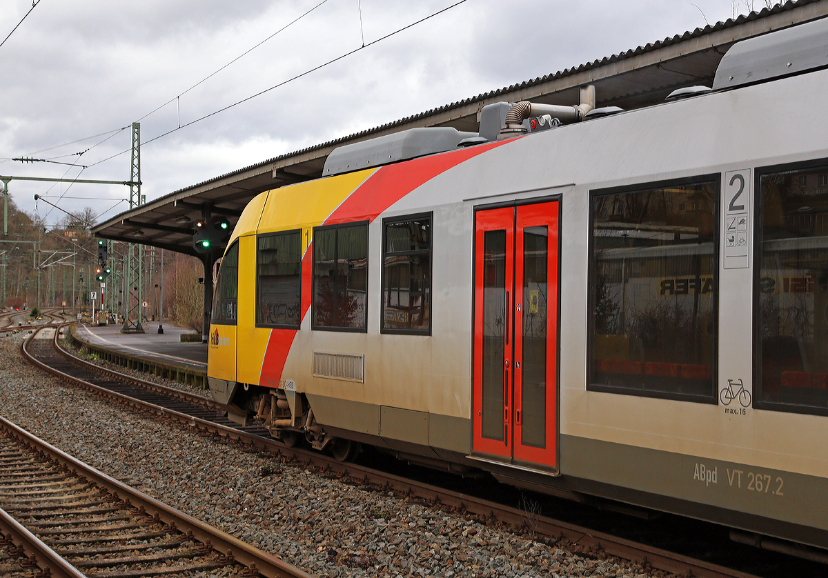 
Freie Fahrt für den  VT 267 ein Alstom Coradia LINT 41 der HLB Hessenbahn GmbH am 10.01.2015 und er fährt nun als RB 95  Sieg-Dill-Bahn   Dillenburg - Siegen - Au/Sieg vom Bahnhof Betzdorf/Sieg weiter in Richtung Au. 

Das Vorsignal zeigt Vr 1 - Fahrt erwarten, das Hauptsignal Hp 1 - Fahrt sowie das darunter angebrachte Vorsignal zeigt auch Vr 1 - Fahrt erwarten.