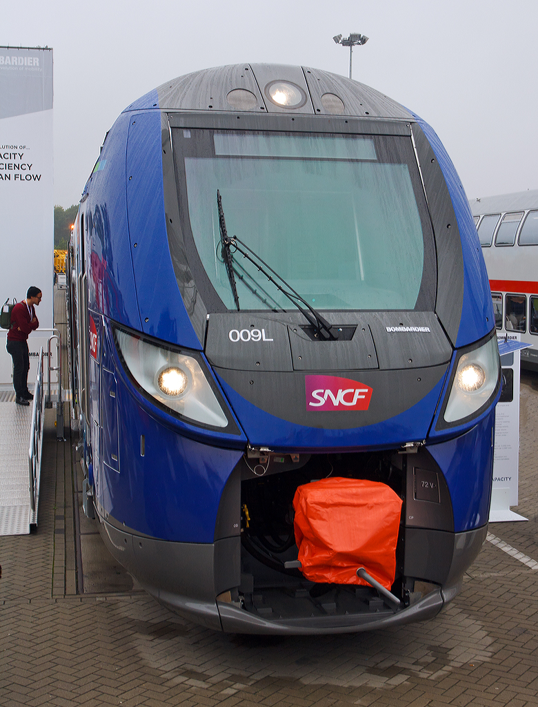 
Frontal von der anderen Seite....
Der SNCF Régio2N (Z 55500) 009L der ter Région Centre ein achtteiliger elektrischer Doppelstocktriebzug vom Typ Bombardier OMNEO wurde auf der Inno Trans 2014 in Berlin präsentiert, hier am 26.09.2014. Die Endwagen haben die NVR-Nummern 94 87 55 00 517-0 F-SNCF und 94 87 55 00 518-1 F-SNCF
