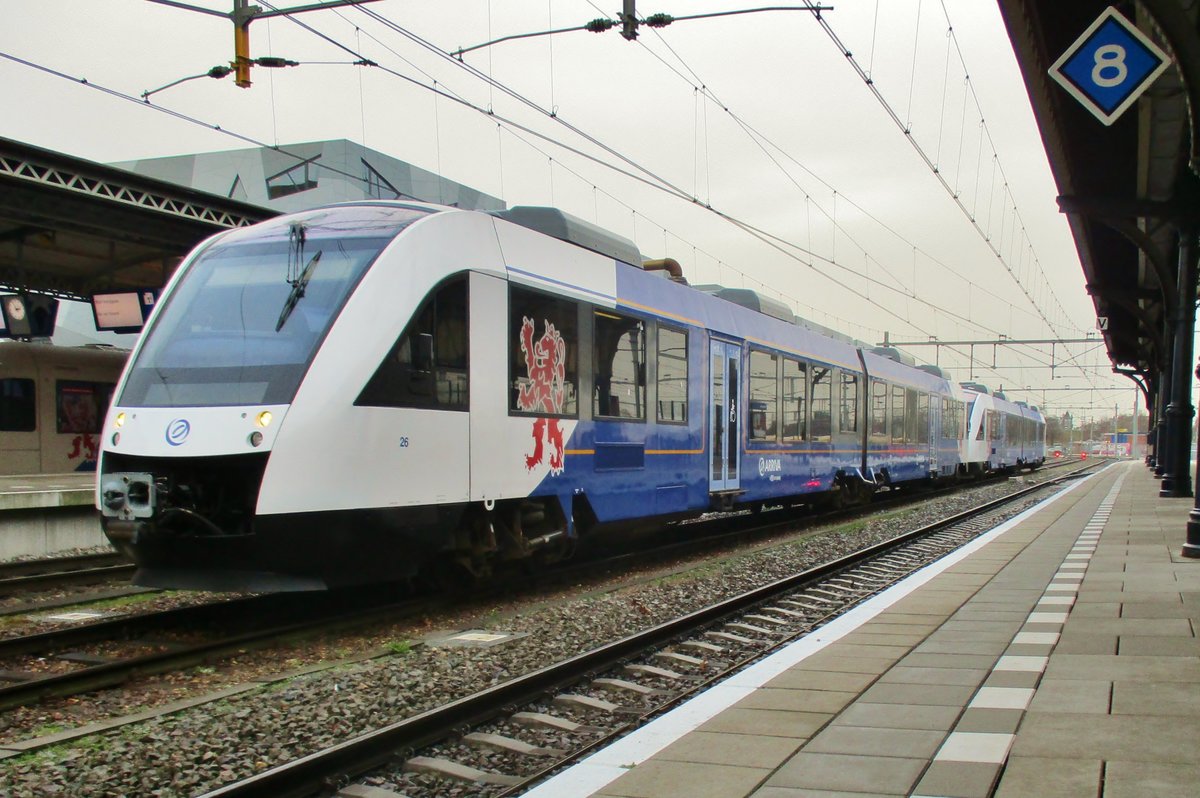 Froschblick auf Arriva 26 in Nijmegen am 18 Dezember 2017.
