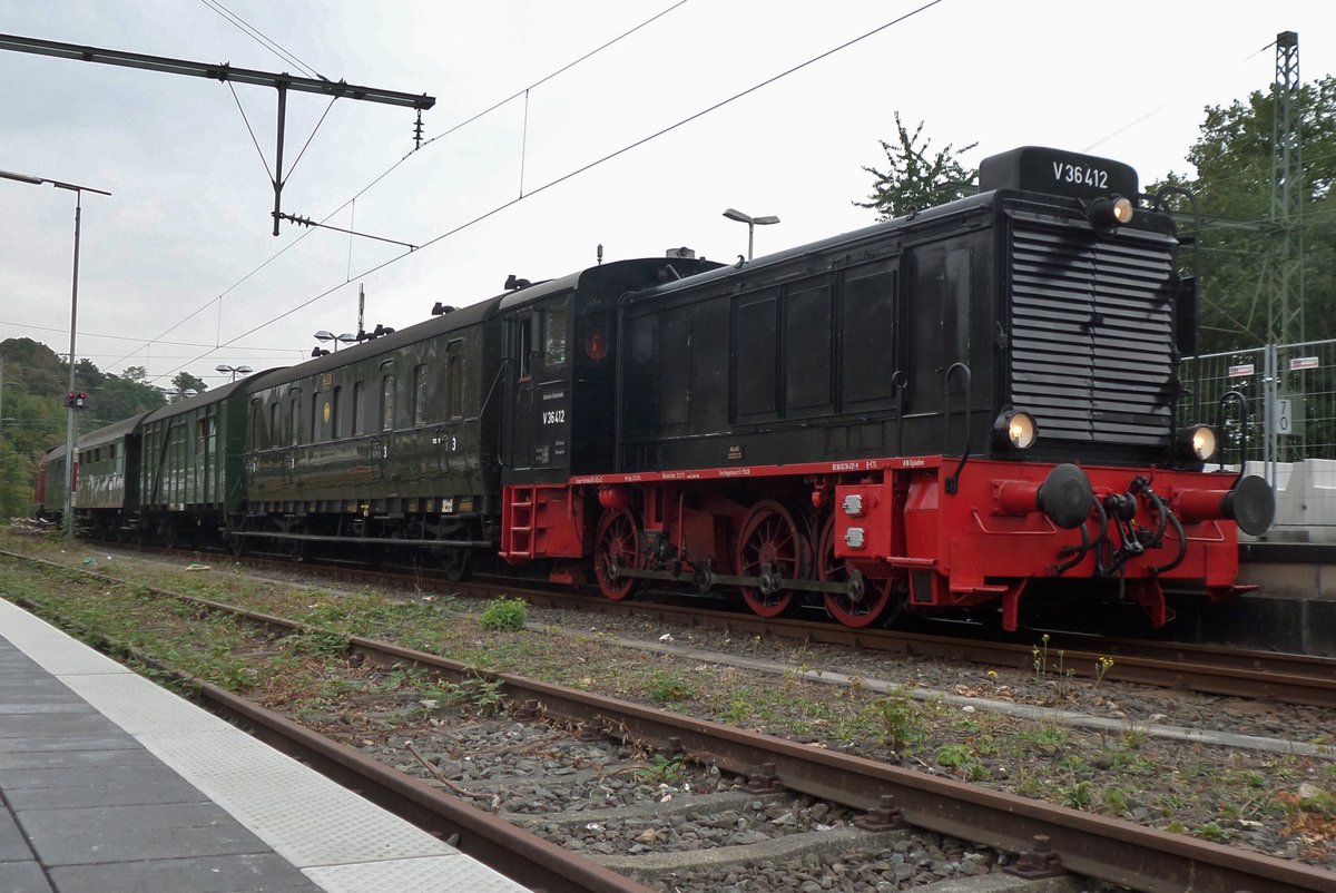 Froschblick auf V36 412 samt Pendelzug nach das Eisenbahnmuseum, hier am 17 September 2016 in S-Bahnhof Bochum-Dahlhausen fotografiert.
