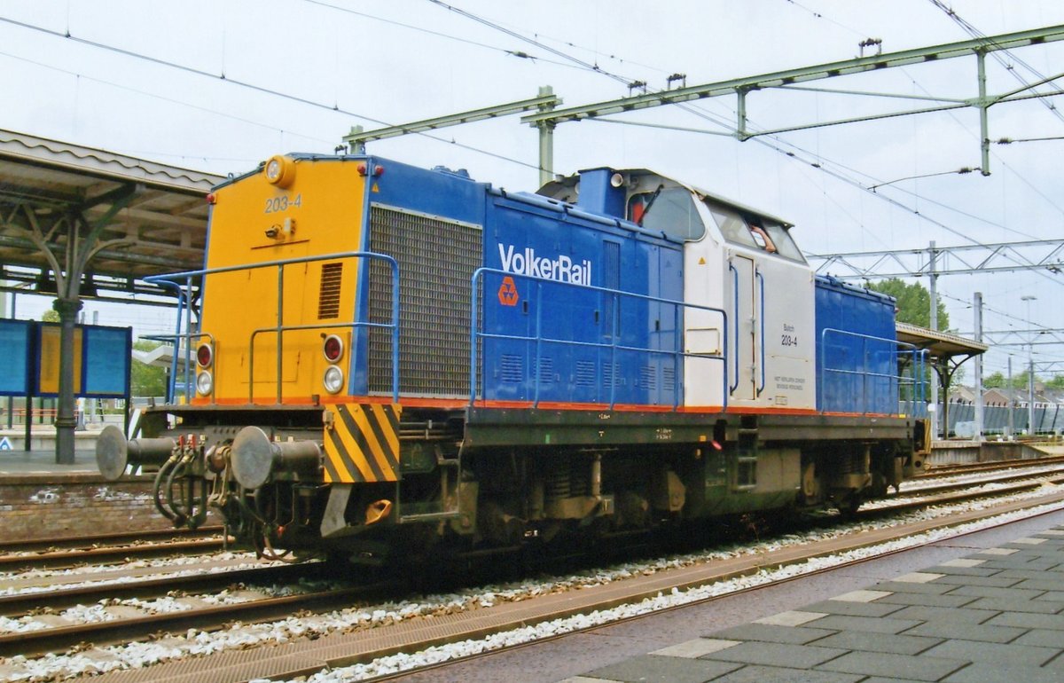 Froschblick auf Volker Rail 203-4 in Utrecht Centraal am 18 April 2008. 