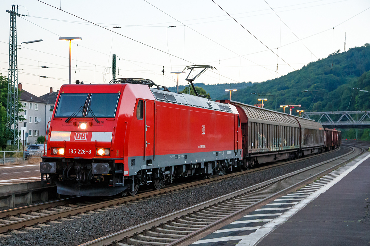 
Früh morgens fahren schon viele Güterzüge......
Die 185 226-8 (91 80 6185 226-8 D-DB) der DB Schenker Rail Deutschland AG, fährt am frühen Morgen (5:13 Uhr) des 01.07.2015, mit einem gemischtem Güterzug durch den Bahnhof Dillenburg in Richtung Gießen.

Die TRAXX F140 AC 2 wurde 2005 bei Bombardier in Kassel unter der Fabriknummer 33750 gebaut.
