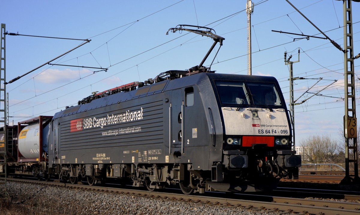 Frher musste ich in die Schweiz fahren, um SBB Lokomotiven fotografieren zu knnen. Heute fahren sie beinahe an meiner Haustre vorbei....
Hier die von MRCE angemietete Siemens ES 64 F4 - 096 in Porz Wahn am 12.03.2015.