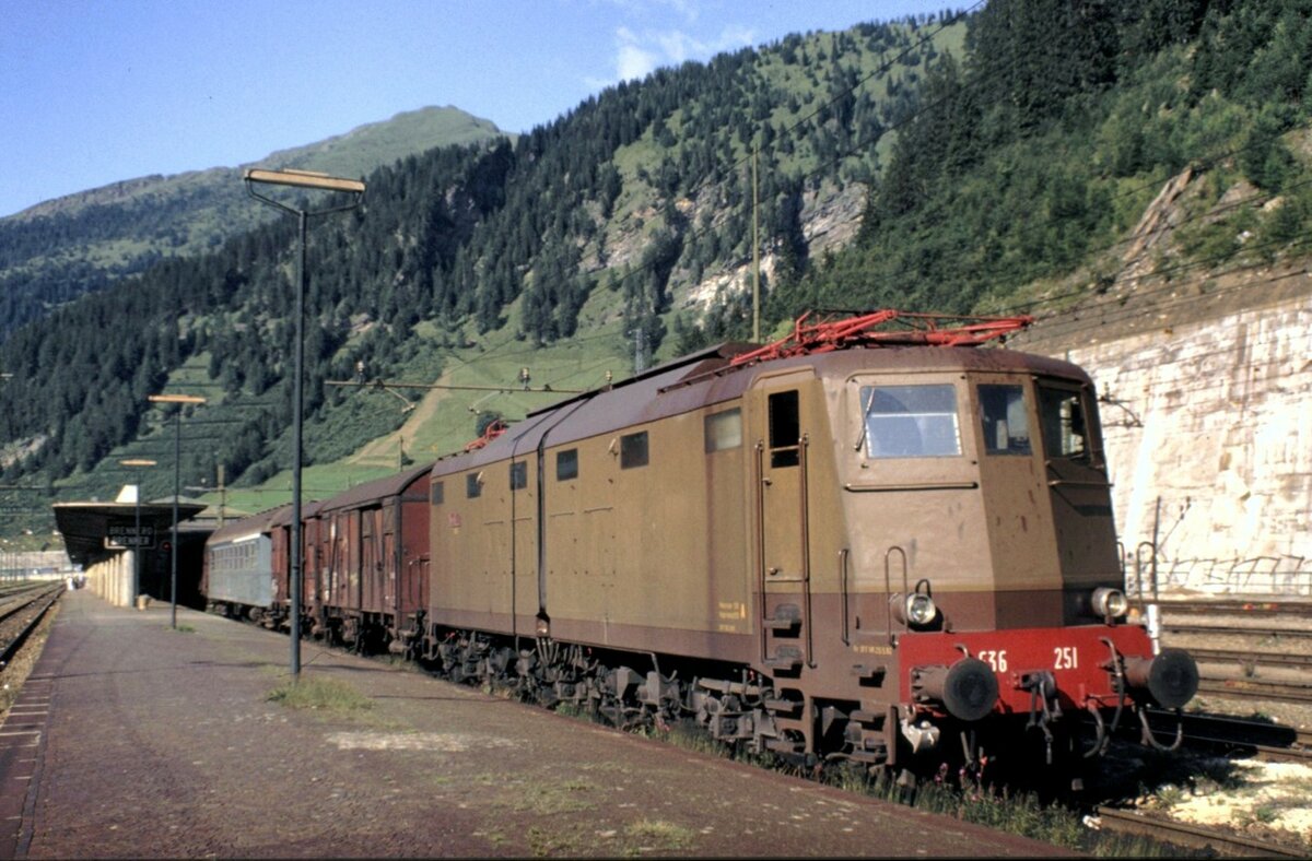 FS E 636 251 in der Brenner-Station am 01.10.1982.
