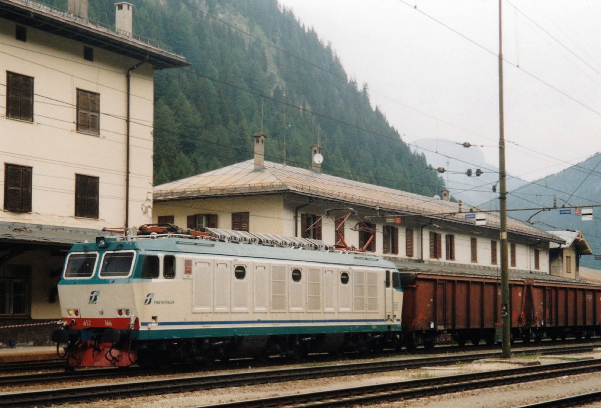 FS E 652 166 steht am kalten 4.Juni 2003 in Brennero.