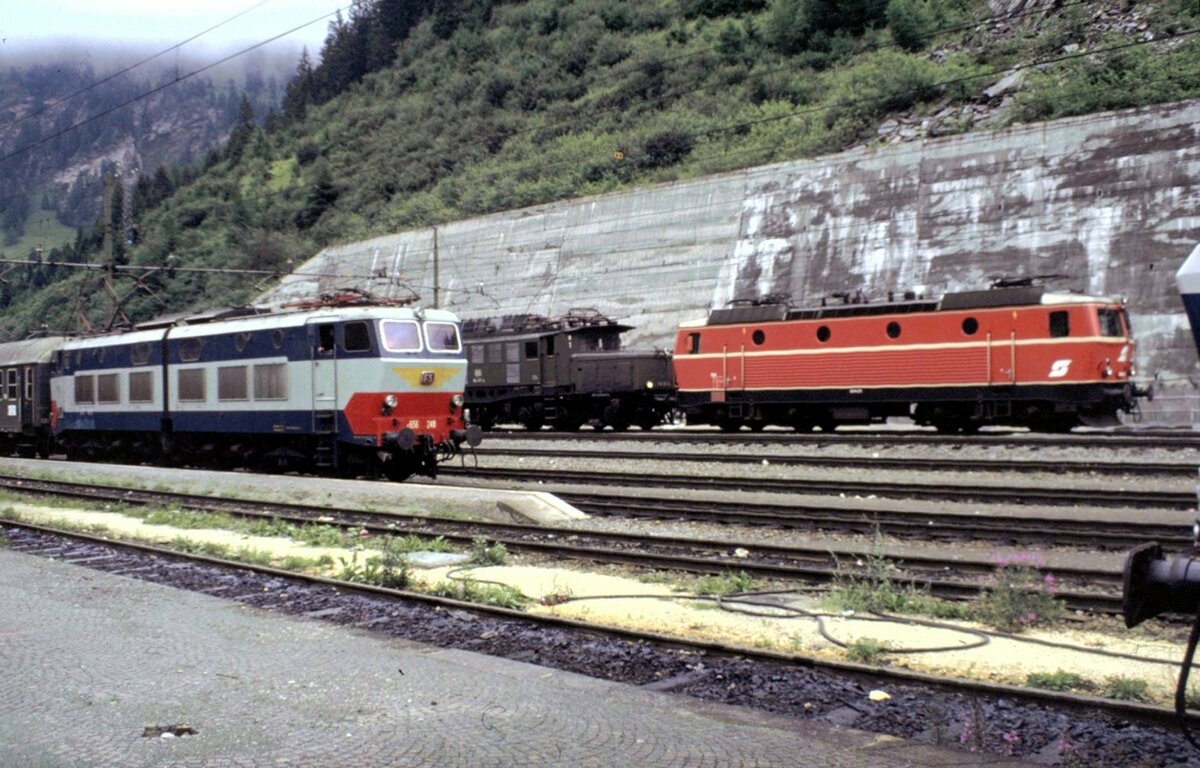 FS E 656 248 und DB 194 und ÖBB 1044 in der Brenner-Station am 01.08.1982. Der Zug mit den beiden Loks 194 und 1044 sind über den Brenner gekommen und abgebüglt in den Gleichstrombereich der FS gerollt. Kurze Zeit später kam eine Diesellok und zog die beiden Wechselstromloks vom Zug, um diese dann in den Wechselstrombereich zurück zu schieben.