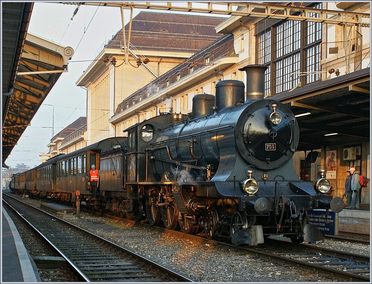 Für Extrafahrten zum 150 Jahre Jubiläum der Strecke Lausanne - Genève steht am frühen Morgen des 16. November 2008 die zugeführte A 3/5 705 mit ihrem  Schnellzug 1930  in Lausanne.