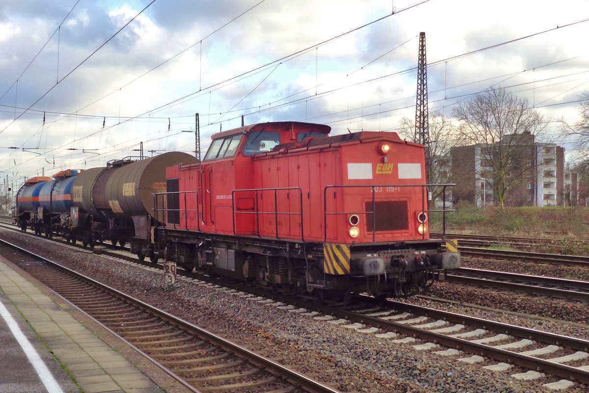 Ganze drei Kesselwagen zieht EBM 203 115 durch Oberhausen Osterfeld Süd am 28 Dezember 2017.