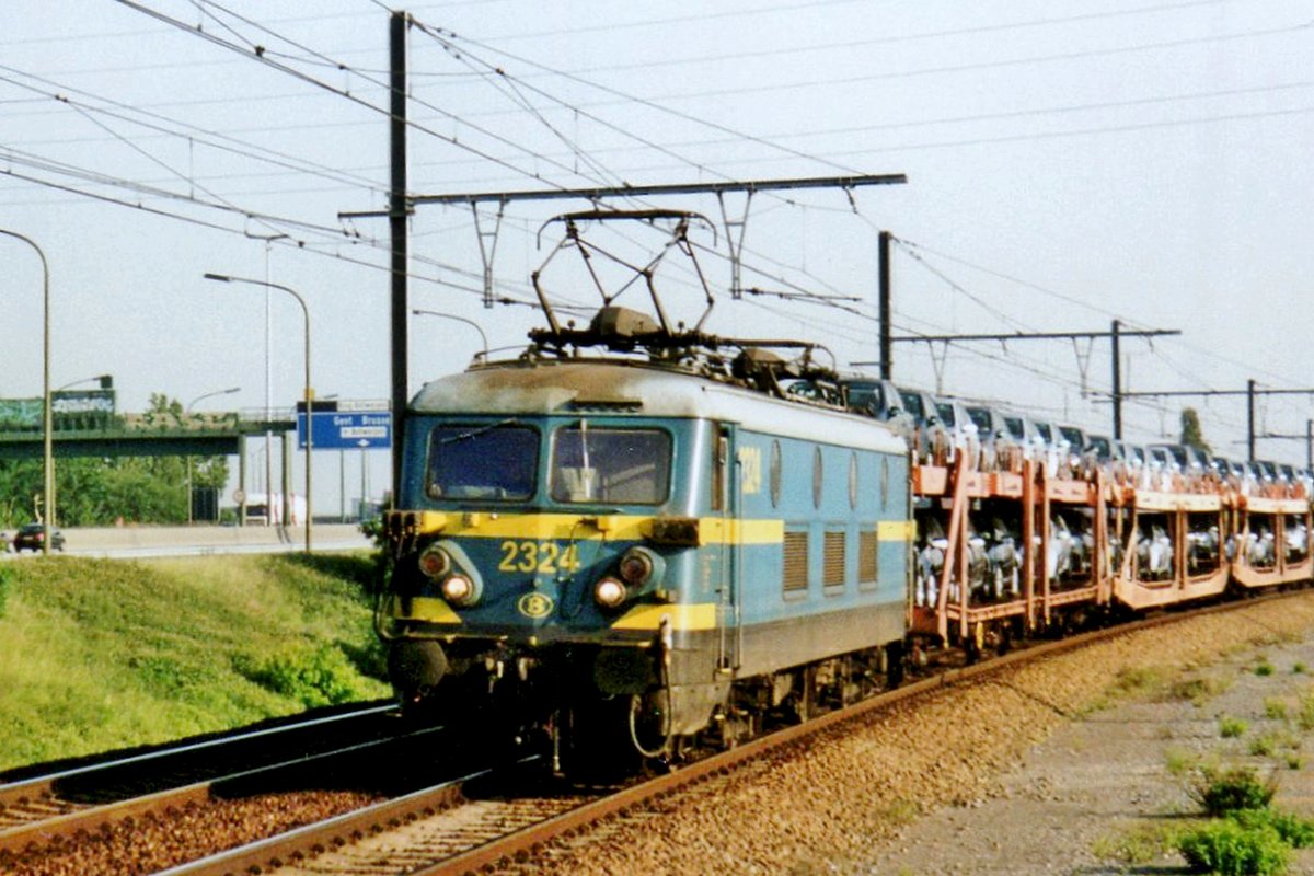 Ganzzug mit 2324 durchfahrt am 13 Juni 2006 Antwerpen-Luchtbal.
