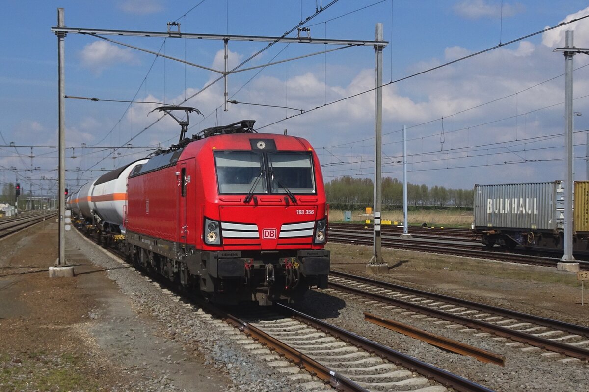 Gaskesselwagenzug mit 193 356 durchfahrt am 14 April 2022 Lage zwaluwe; das Bild wurde mit etwas Zoom vom Bahnsteig gemacht.
