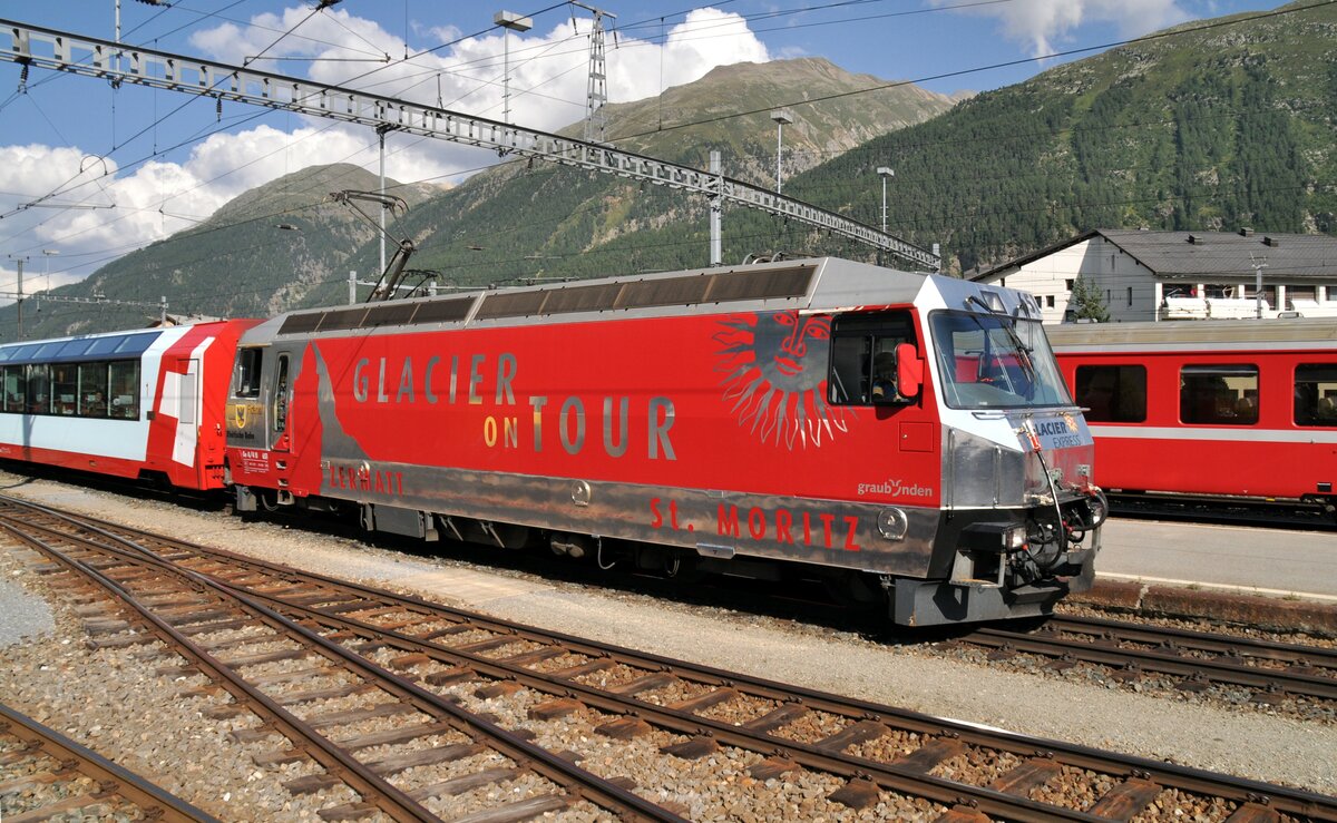 Ge 4/4 III Nr.651 mit Glacier-Express und passender Werbung in Samedan am 24.08.2009.