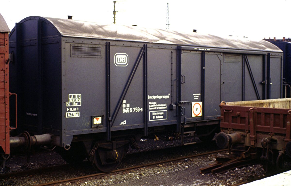 Gedeckter Gterwagen Gm 30 80 DB 9455 759-9 Druckgaslagerwagen Heimatbahnhof Heilbronn bei Heilbronn im September 1987.