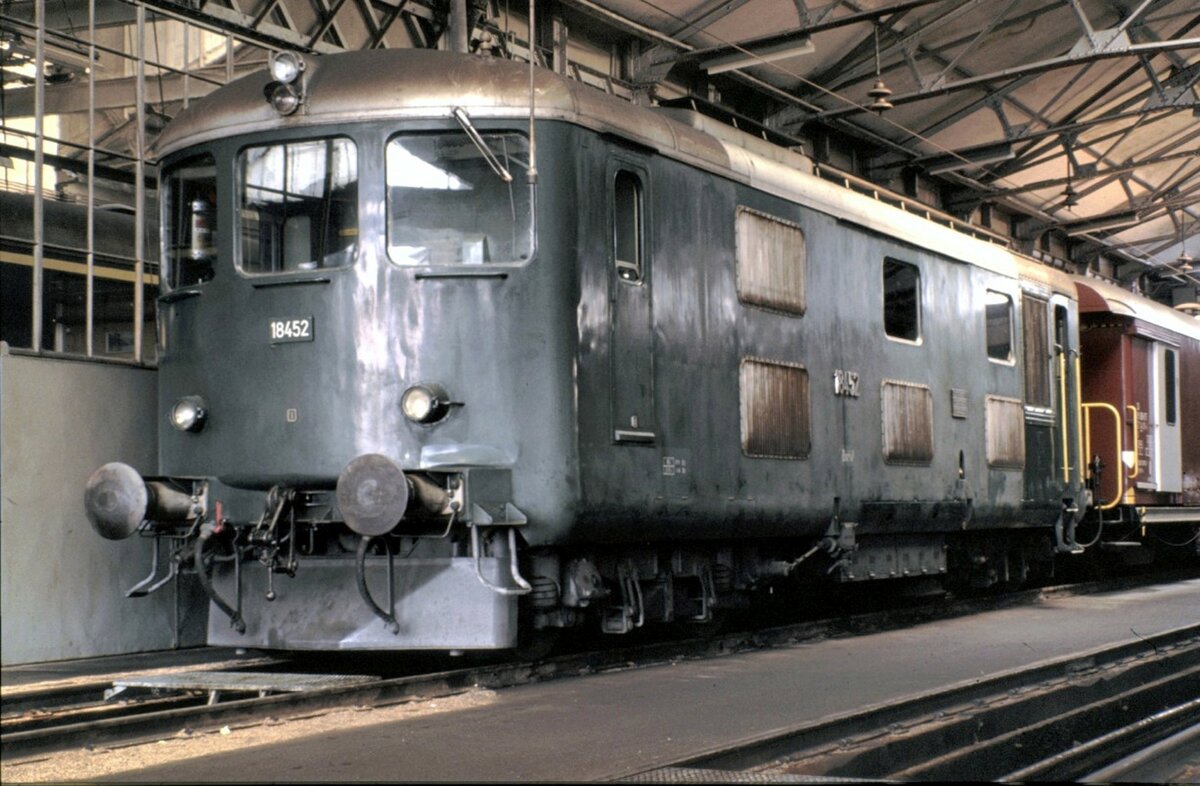 Gefhrte Besichtigung im Depot Olten Bm 4/4 II Nr.18 452 am 15.08.1980.