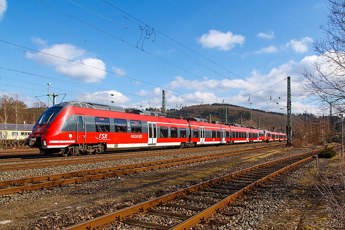 
Gestern am 22.02.2015 war es Frühling....
Zwei gekoppelte 4-teilige Bombardier Talent 2 ( 442 261/762 und 442 254/754) der DB Regio NRW fahren am 22.02.2015 als  RE 9 (rsx - Rhein-Sieg-Express) Siegen - Köln - Aachen von Betzdorf/Sieg weiter in Richtung Köln.