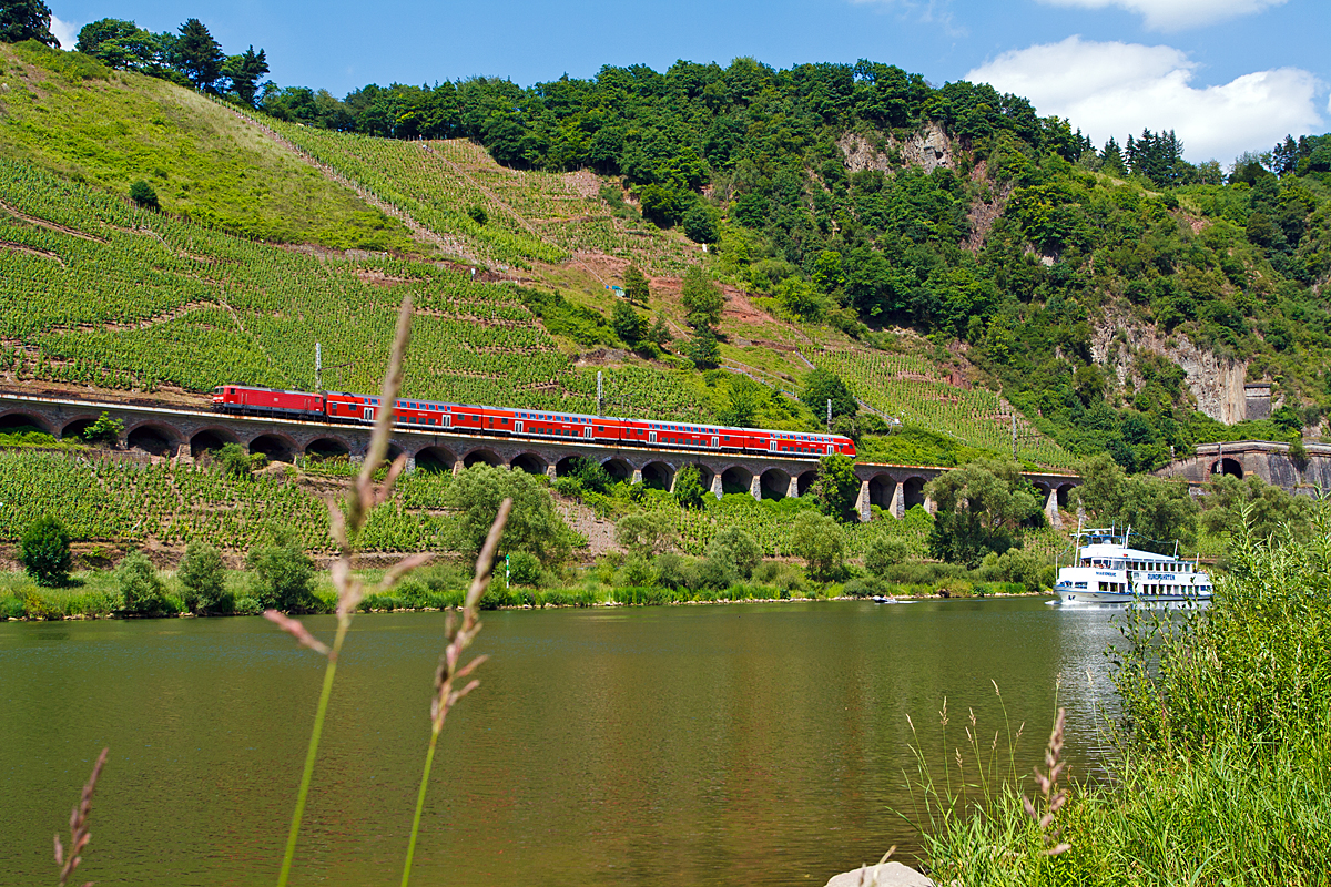 
Gezogen von einer 143er hat der RE 1  Mosel-Saar-Express  (Koblenz - Bullay - Wittlich - Trier - Saarburg - Saarbrücken) am 21.06.2014 den Prinzenkopftunnel verlassen und fährt am 786m langem Pündericher Hangviadukt in Richtung Trier.