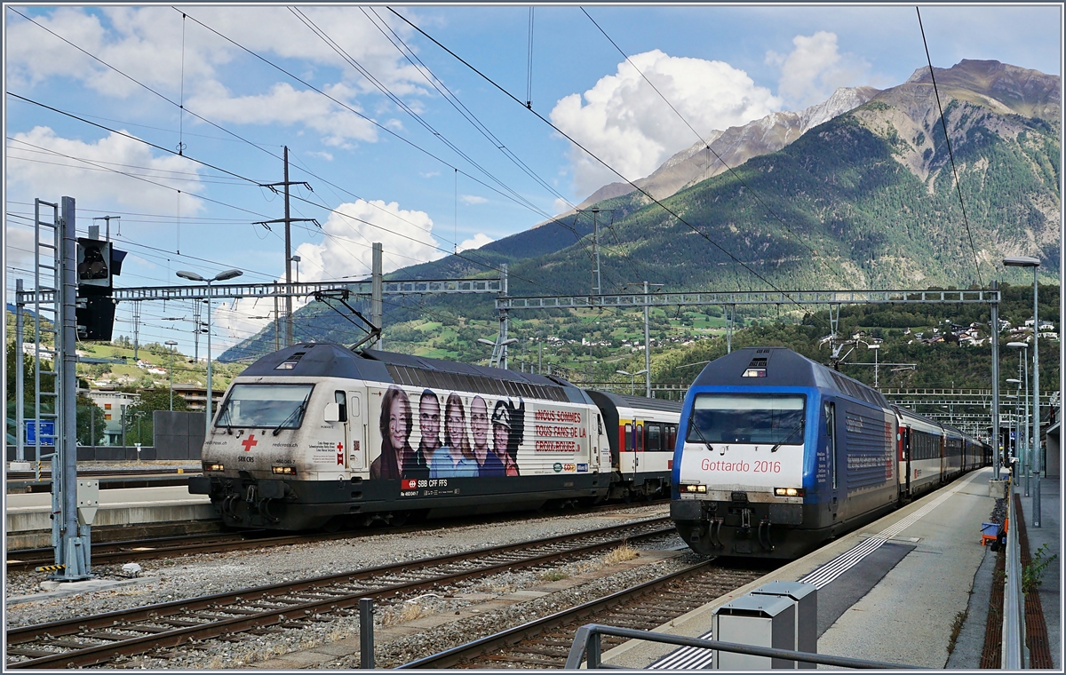 Gleich zwei Werbeloks in Brig: Die Re 460 041-7  Rotes Kreuz  mit ihrem IC nach Romanshorn und die Re 460 079-7  Gotthardo 2016  mit ihrem IR nach Genève Aéroport.
18. Sept. 2017