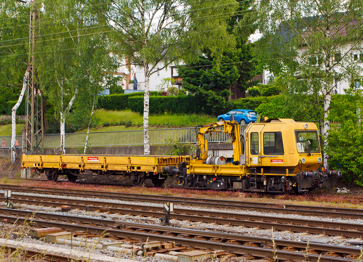Gleisarbeitsfahrzeug GAF 100 R (Schweres Nebenfahrzeug Nr. 97 17 50 110 18-3) der DBG - Deutsche Bahn Gleisbau GmbH (DB Bahnbau Gruppe) mit angehntem Niederbordwagen 47 80 3302 139-3 D-DBG, abgestellt am 03.06.2014 in Kreuztal.