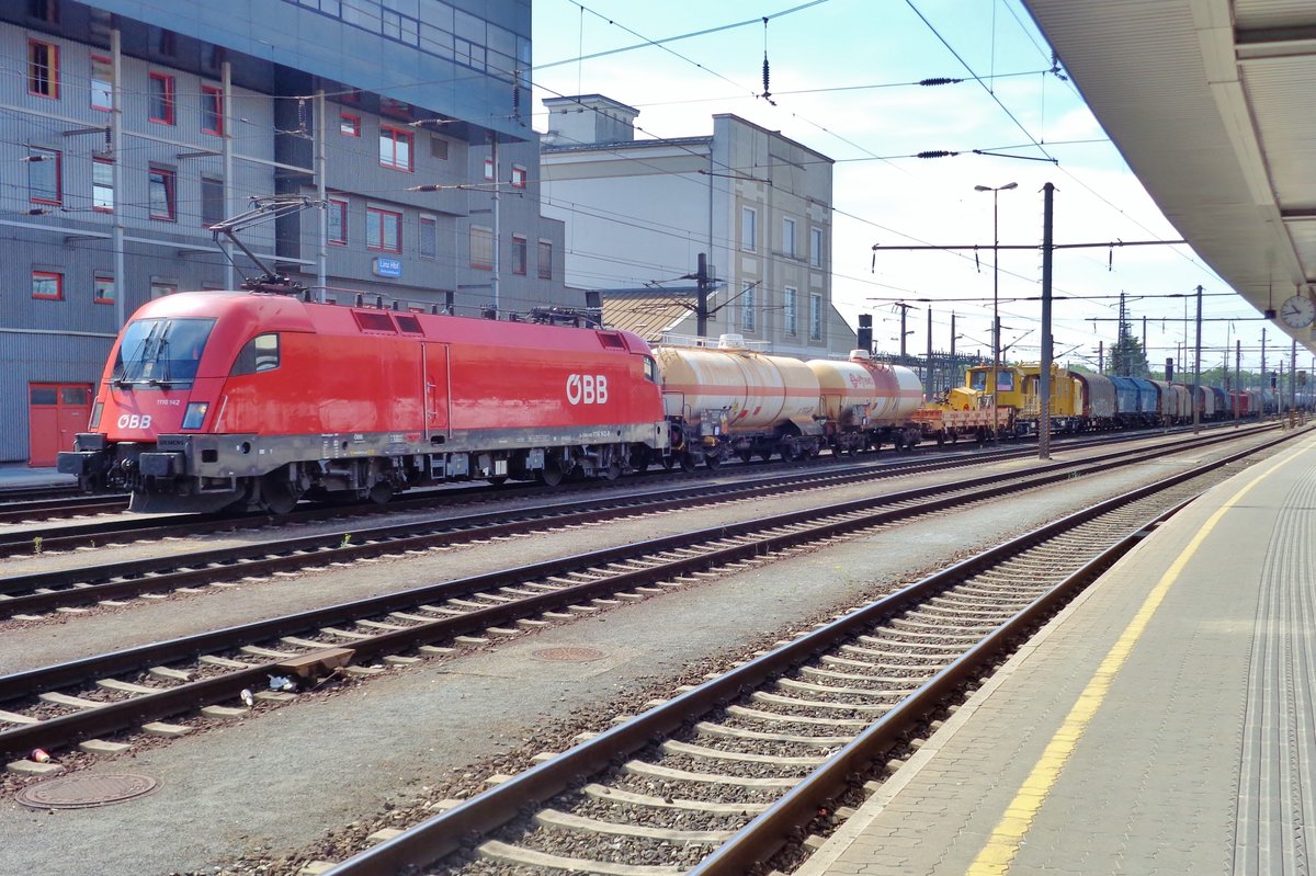 Gleisbauzug mit 1116 142 steht am 8 Mai 2018 in Linz Hbf. 