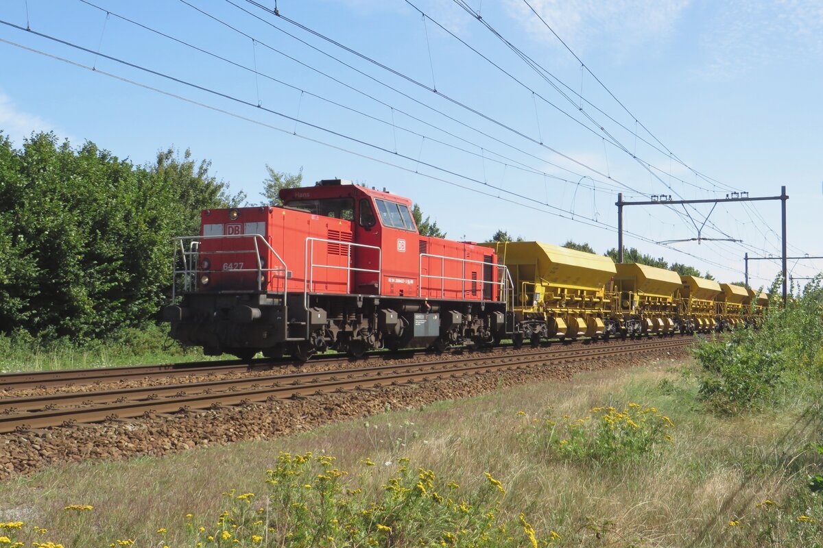 Gleisbauzug mit 6427 durchfahrt am 3 Augustus 2022 Alverna.