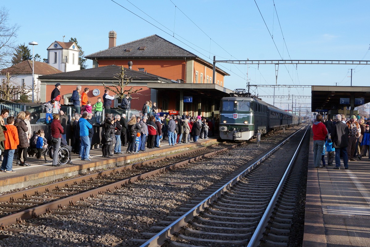 Grosser Bahnhof Wohlen vom 7. März 2015. Die Ae 6/6 11407  AARGAU  brachte die Reisenden aus Deutschland in ihren schönen nostalgischen Wagen von Wohlen nach Konstanz. 
Foto: Walter Ruetsch