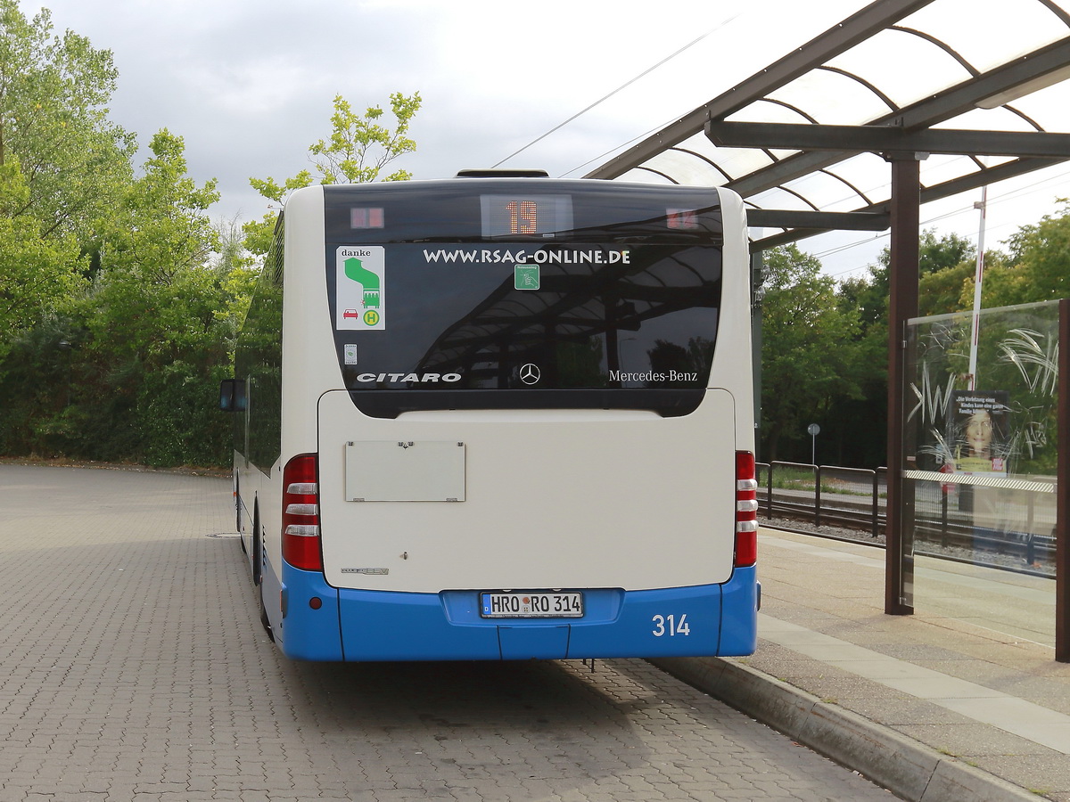Heckansicht des Mercedes Citaro II (314) an der Umsteigestelle Dierkower Kreuz der Rostocker Straßenbahn AG in Rostock am 28. August 2018.